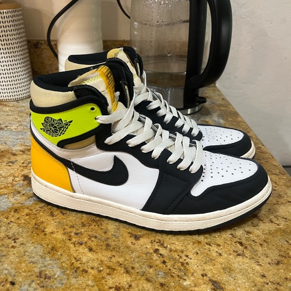 Jordan Other - Jordan 1 Retro High White Black Volt University Gold size 7